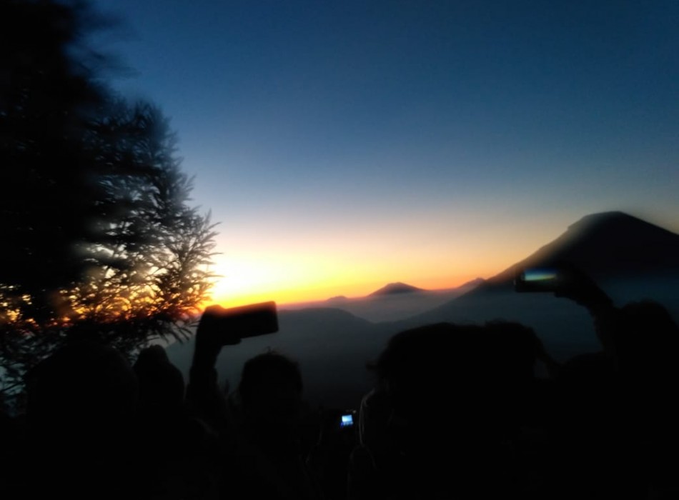 Sikunir Golden Sunrise
