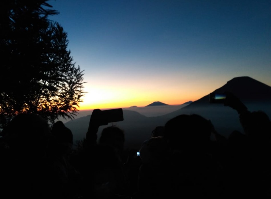 Sikunir Golden Sunrise