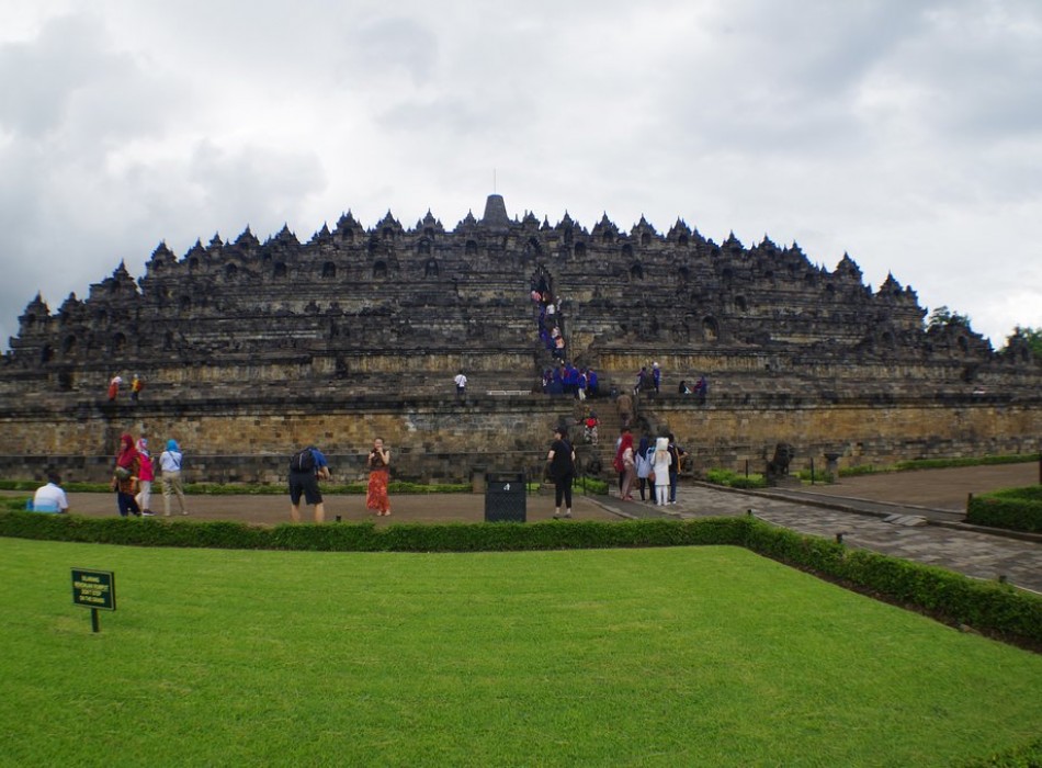 Borobudur vs Prambanan
